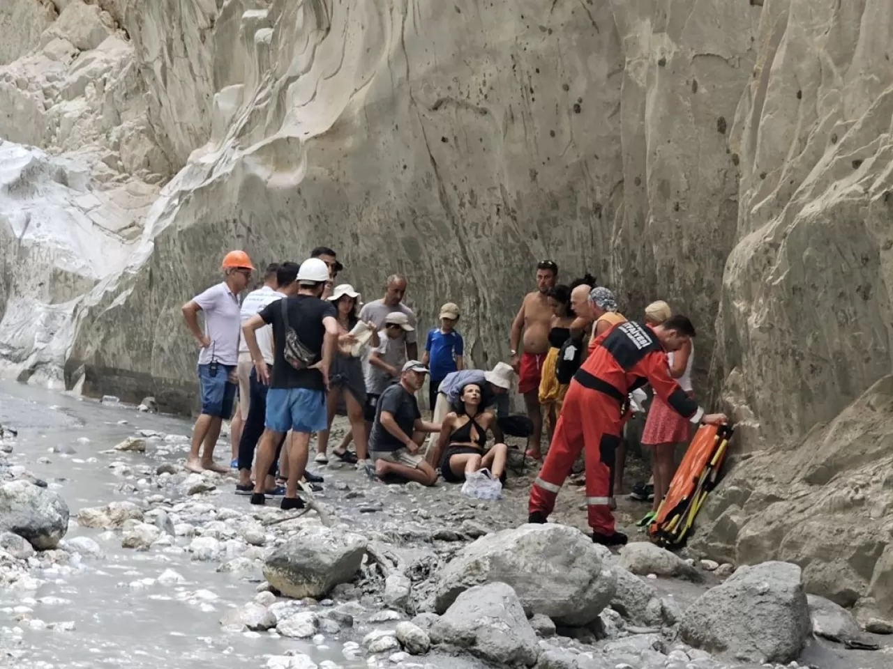 Saklıkent Kanyonu'nda Gezinirken Ziyaretçilere Kaya Parçası Düştü!