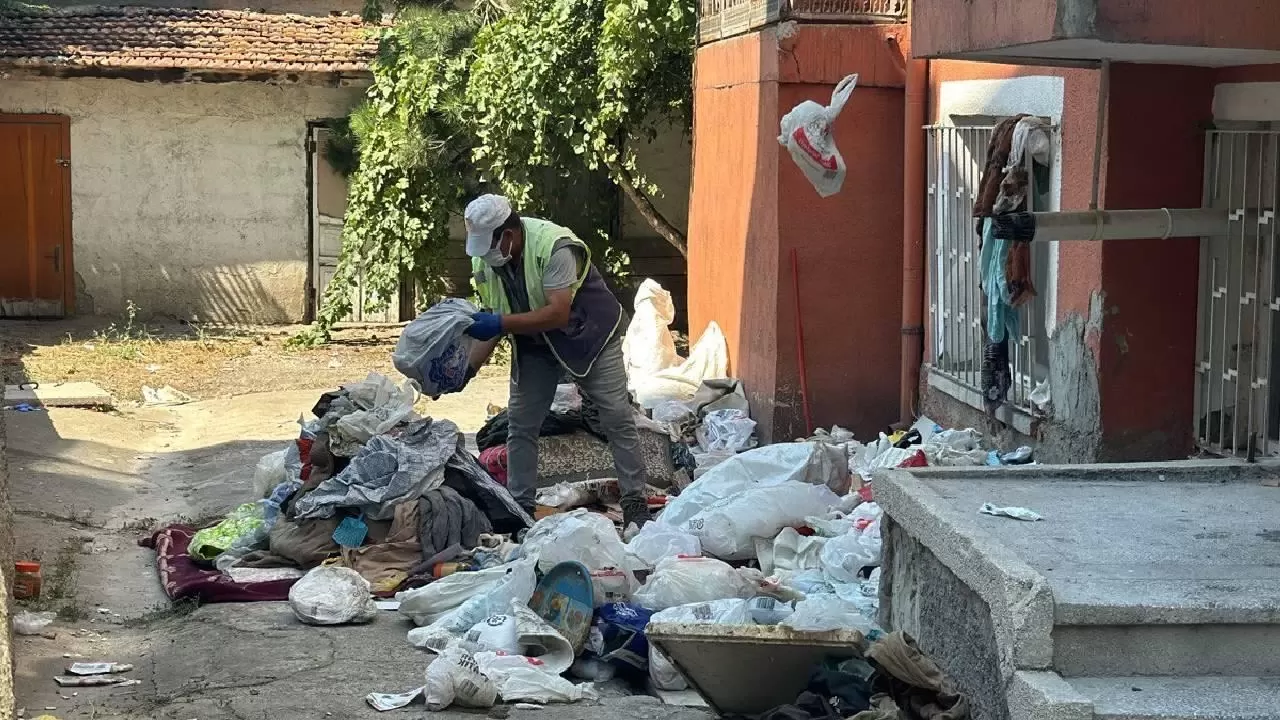 Afyonkarahisar'da Atık Dolu Eve Giren Kamyonet, Şehir Temizliği İçin Boşaltıldı!