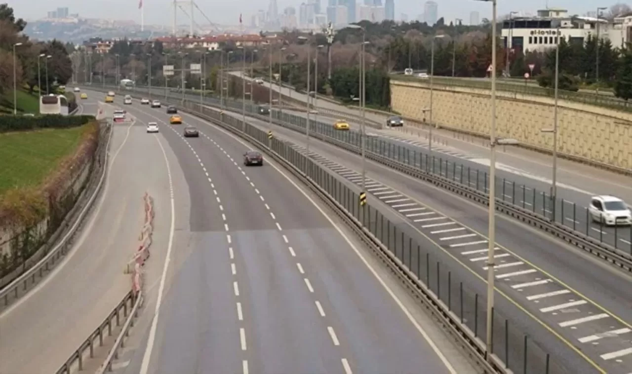 İstanbul'da Boş Yolda Trafiği Tıkayan 'Yol Vermedin' Kavgası Çıktı