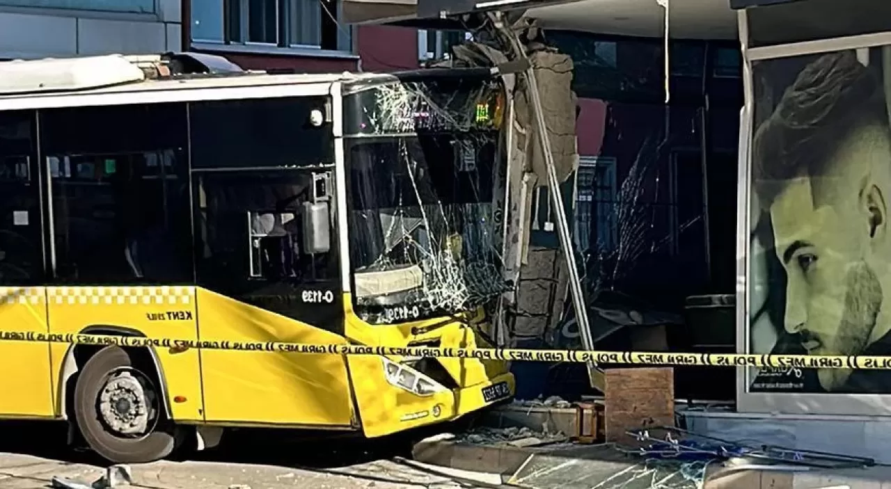 Pendik'te İETT otobüsü bir dükkana girdi! Olayda yaralananlar var.