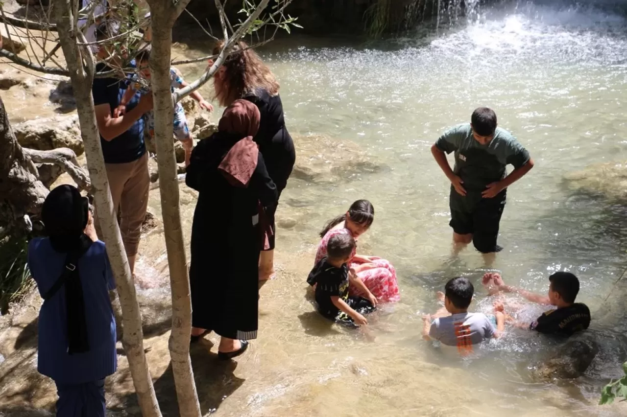 Erzincan'daki Girlevik Şelalesi, doğal güzelliğiyle turistleri cezbediyor.