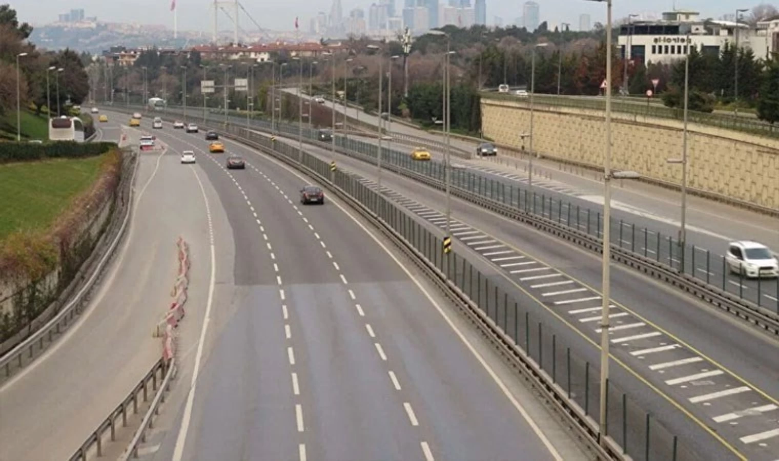 İstanbul'da Boş Yolda Trafiği Tıkayan 'Yol Vermedin' Kavgası Çıktı