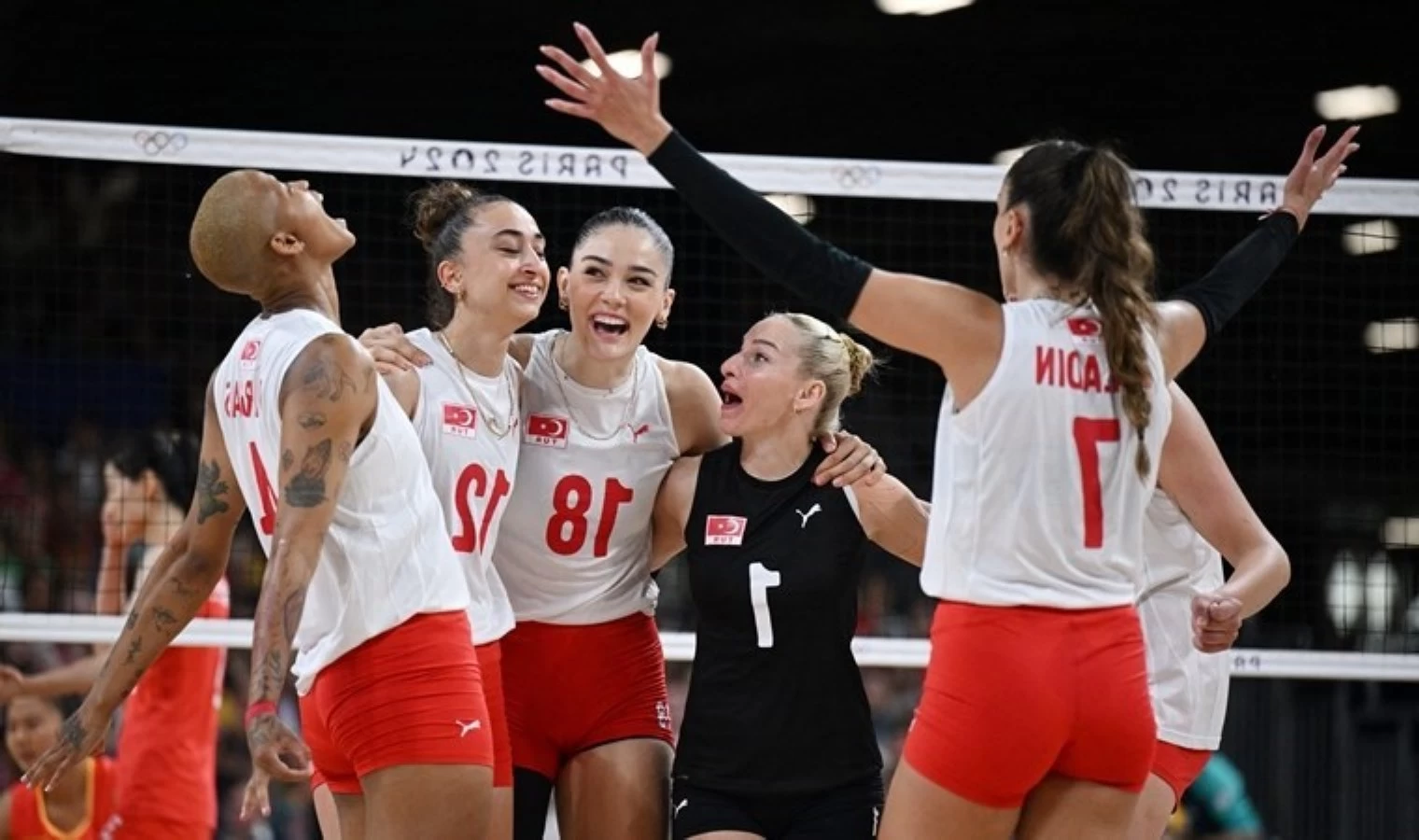 Paris 2024 Olimpiyatları'nda heyecan doruğa çıkıyor: Türk Kadın Voleybol Takımı, nefes kesen bir performansla yarı finale yükseldi!