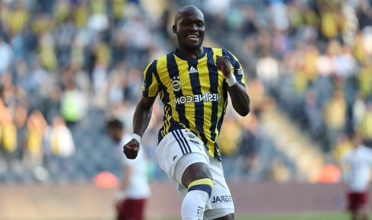 Fenerbahçe'nin eski yıldızı Moussa Sow'un attığı sürpriz imza dikkat çekiyor!