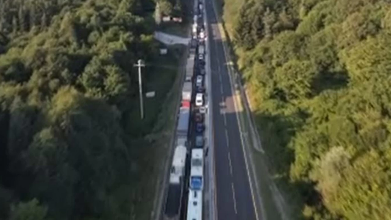 Bolu Dağı'nda kilometrelerce araç kuyruğu oluştu, sürücüler zor anlar yaşadı.