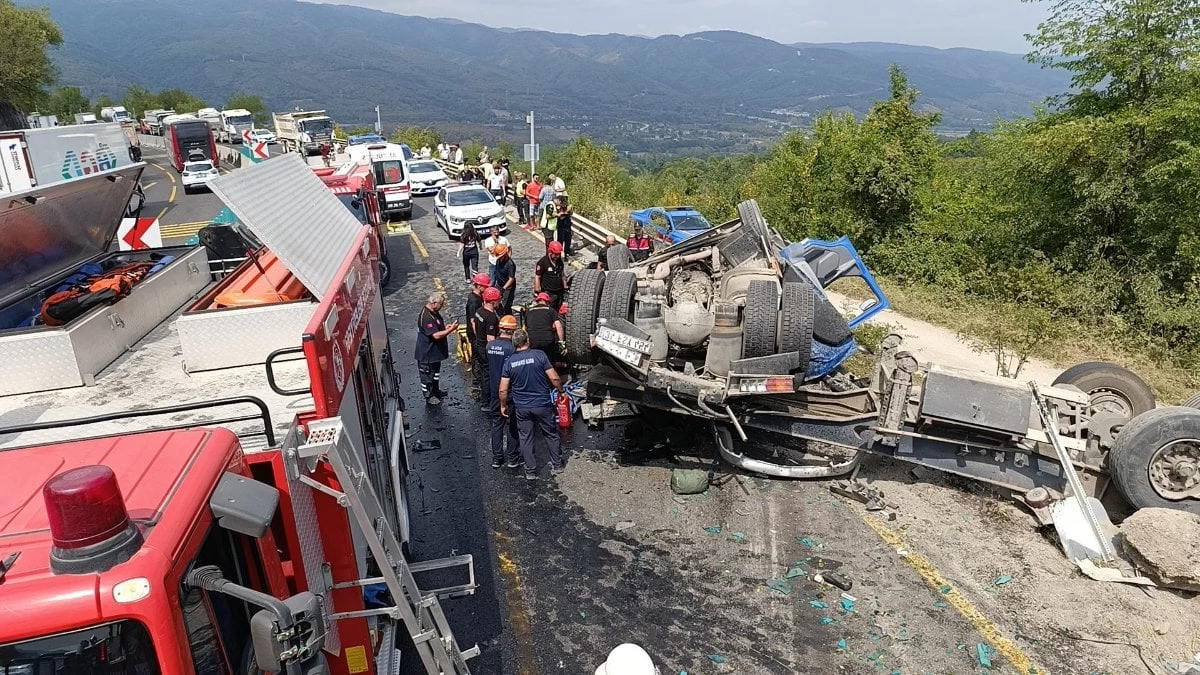 Tır, karşı şeride geçerek kaza yaptı: 2 kişi öldü, 2 kişi yaralandı