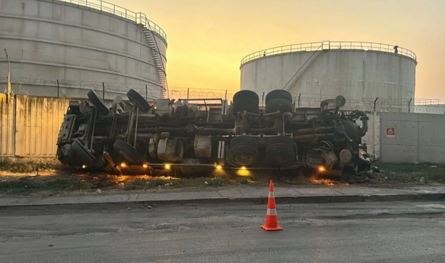 Hatay'da freni arızalanan TIR yoldan çıkarak devrildi.