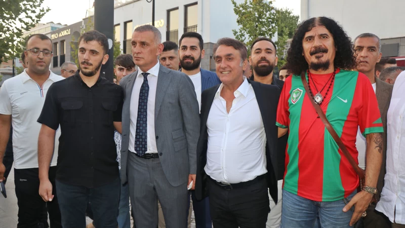 TFF Başkanı Hacıosmanoğlu, DEM Partili başkanlara formayla jest yaptı.